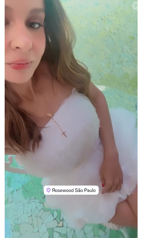 Para a ocasião, Maiara elegeu um vestido branco acima do joelho e com os ombros de fora