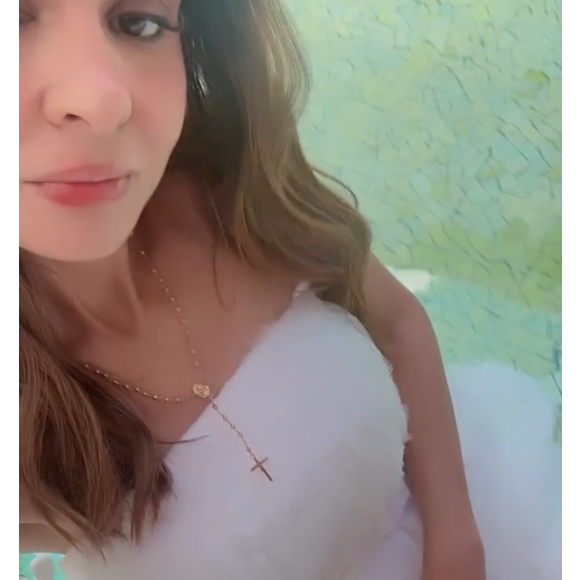Para a ocasião, Maiara elegeu um vestido branco acima do joelho e com os ombros de fora