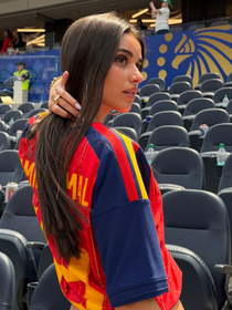 Parecem sapatilhas de balé, mas são os sapatos românticos da Melissa no tom 'bandeira da Espanha' que estou viciada em combinar com jorts neste inverno