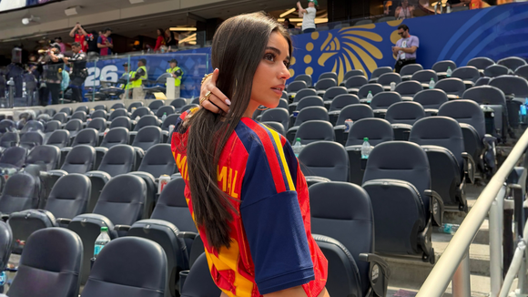 Parecem sapatilhas de balé, mas são os sapatos românticos da Melissa no tom 'bandeira da Espanha' que estou viciada em combinar com jorts neste inverno