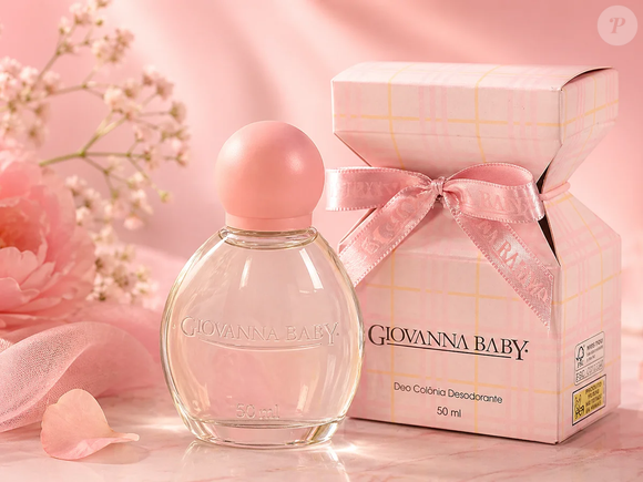 Inspirada em lembranças afetivas, a Giovanna Baby Classic combina o óleo essencial de lavanda com um delicado bouquet floral e fundo amadeirado