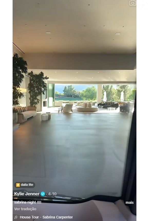 Ao som de 'House Tour', de Sabrina Carpenter, Kylie Jenner abriu as portas de uma de suas luxuosas residências na Califórnia e mostrou detalhes da propriedade aos seus milhões de seguidores