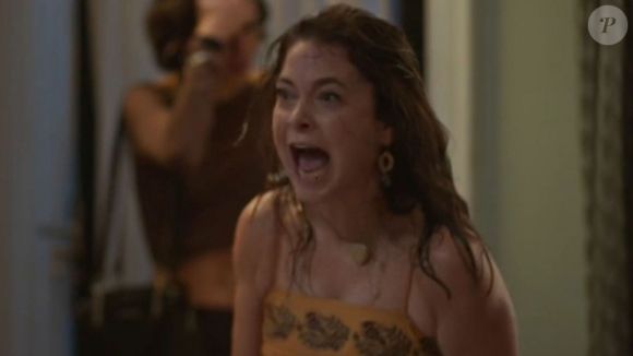 Filipa (Claudia Abreu) busca seus pertences na mansão, e Jaques a impede de deixar o quarto.