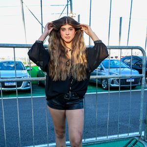 Filha de Grazi Massafera e Cauã Reymond retorna ao festival mesmo após queda na área VIP