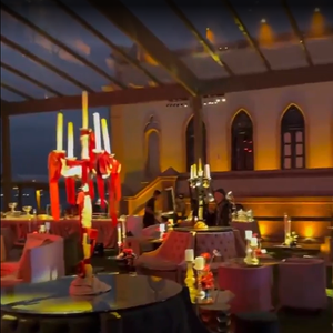 Festa reúne cerca de 200 convidados em noite glamourosa no coração da Baía de Guanabara