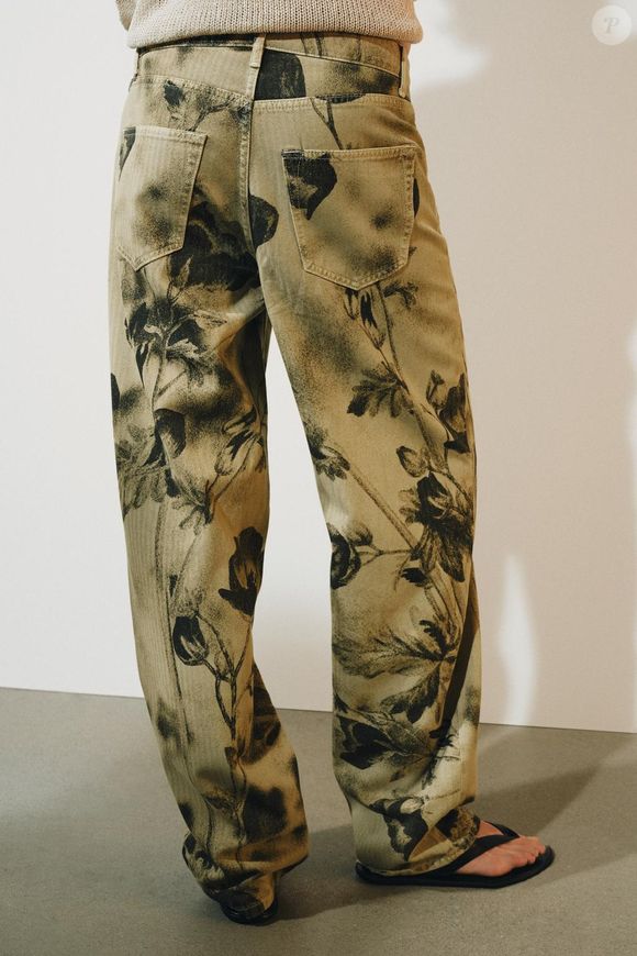 Estampa de tapete persa e inspiração vintage: a calça jeans da Zara, vendida por R$ 439,00, é uma alternativa para sair do básico na hora de montar o look. Com os tênis bordô da On Running, a peça ajuda a criar uma combinação moderna para a meia-estação