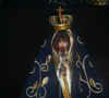Rita Lee surgiu vestida com um manto azul e coroa, em homenagem à Nossa Senhora Aparecida