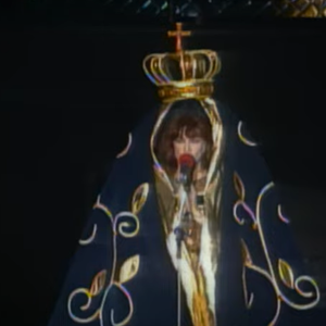 Rita Lee surgiu vestida com um manto azul e coroa, em homenagem à Nossa Senhora Aparecida