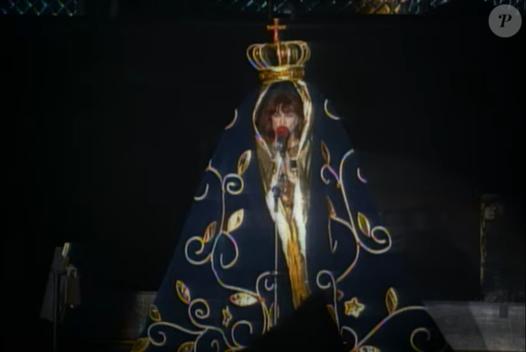Rita Lee surgiu vestida com um manto azul e coroa, em homenagem à Nossa Senhora Aparecida