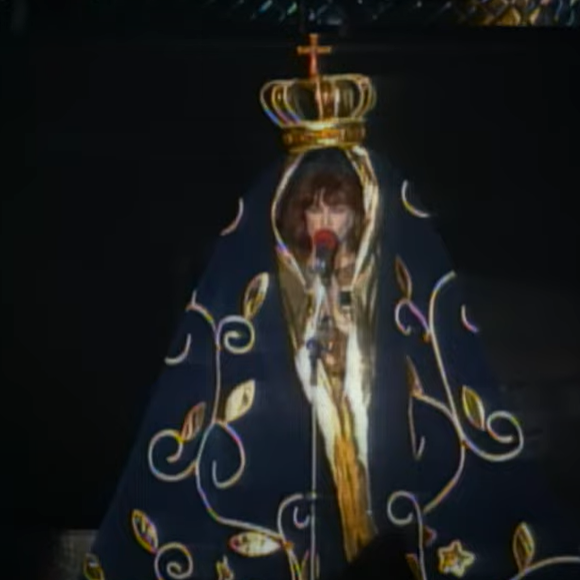 Rita Lee surgiu vestida com um manto azul e coroa, em homenagem à Nossa Senhora Aparecida