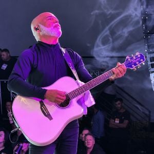 O cantor Rick, da dupla Rick & Renner, morreu aos 59 anos após um acidente de helicóptero em Santa Catarina. A morte provocou uma onda de homenagens nas redes sociais