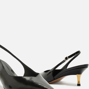 Achamos na Arezzo, um scarpin slingback com acabamento envernizado macio, que adiciona brilho ao visual por R$ R$ 479,90
