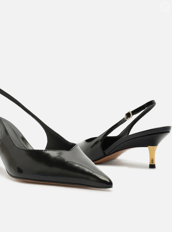 Achamos na Arezzo, um scarpin slingback com acabamento envernizado macio, que adiciona brilho ao visual por R$ R$ 479,90
