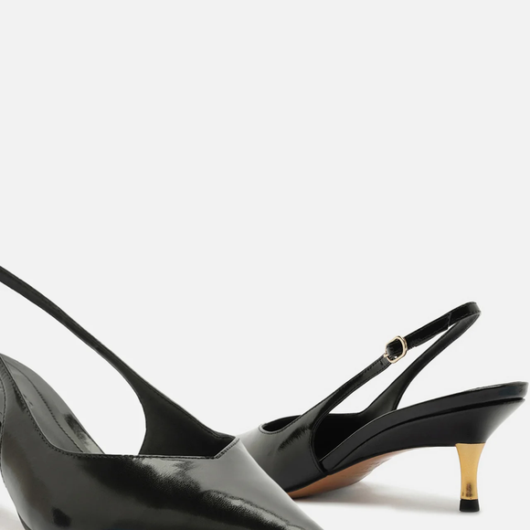 Achamos na Arezzo, um scarpin slingback com acabamento envernizado macio, que adiciona brilho ao visual por R$ R$ 479,90