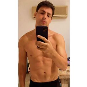 Mas Cauã Reymond também já protagonizou diversos flagras de sunga na praia