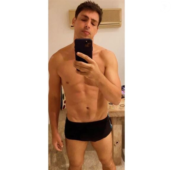 Mas Cauã Reymond também já protagonizou diversos flagras de sunga na praia