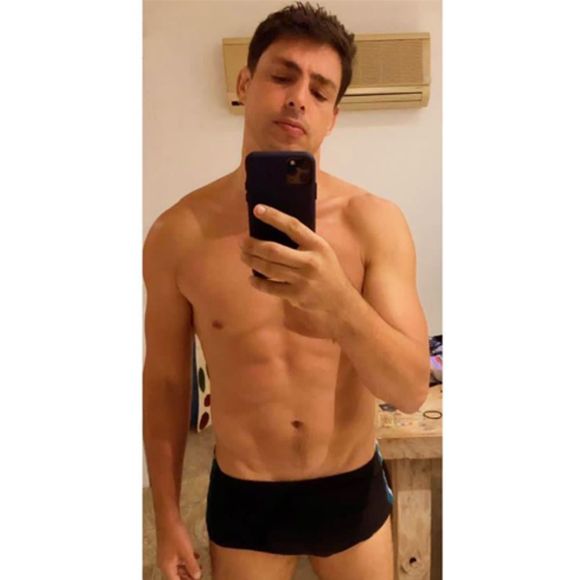 Mas Cauã Reymond também já protagonizou diversos flagras de sunga na praia