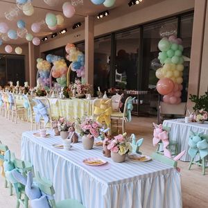 Vista geral da mesa de doces decorada com cores suaves e elementos lúdicos