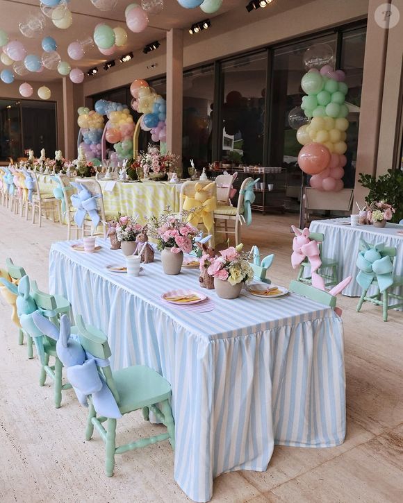 Vista geral da mesa de doces decorada com cores suaves e elementos lúdicos