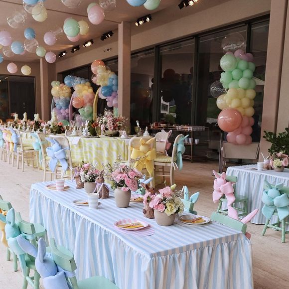 Vista geral da mesa de doces decorada com cores suaves e elementos lúdicos