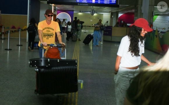Bruna Marquezine e Shawn Mendes também foram flagrados algumas vezes em aeroportos brasileiros