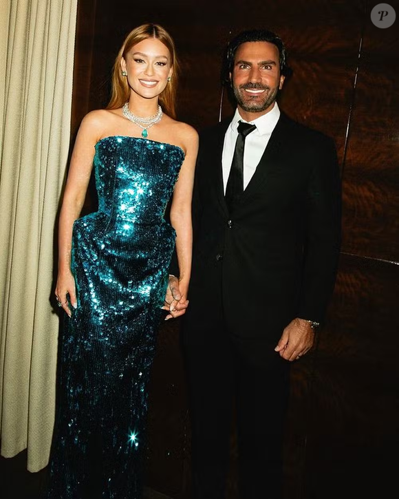 Marina Ruy Barbosa escolheu o vestido de paetês para um casamento