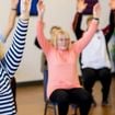 Dez exercícios de Pilates na cadeira para maiores de 60 anos ou iniciantes que desejam fortalecer a musculatura profunda