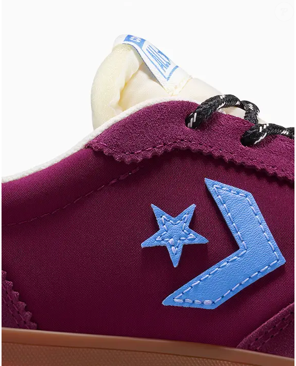 Em tom vinho profundo, o modelo transforma combinações básicas em produções refinadas