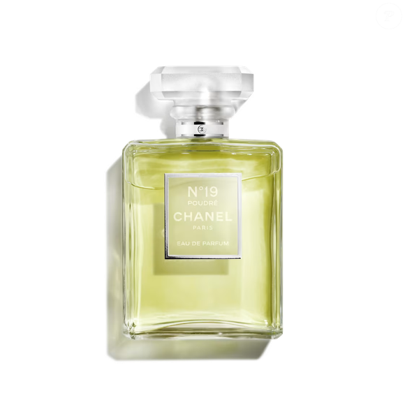 O clássico N°19 Poudré, da Chanel, combina floral verde e almíscares brancos em uma fragrância atalcada que se tornou referência em sofisticação
