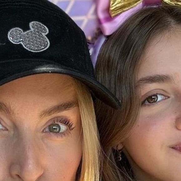 Viajando para os EUA com Angélica, Eva Huck aparece do tamanho da mãe em foto e impressiona a web: 'Grandona e linda'