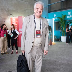 A produção de Pedro Bial na Rio2C reforça como a alfaiataria desconstruída e os tons neutros ditam o tom do novo guarda-roupa executivo urbano