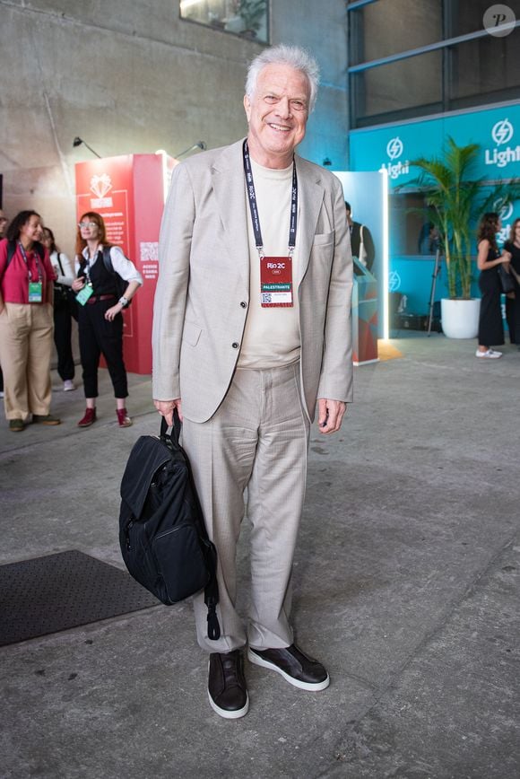 A produção de Pedro Bial na Rio2C reforça como a alfaiataria desconstruída e os tons neutros ditam o tom do novo guarda-roupa executivo urbano