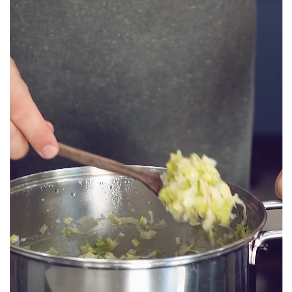 Entre os ingredientes da sopa estão o óleo de coco, ervilhas, abobrinha e alho-poró