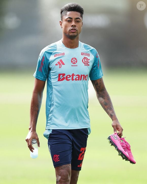 Bruno Henrique, do Flamengo, se pronunciou em meio a rumor de paternidade de criança de 3 anos; segundo equipe, atacante não foi acionado na Justiça