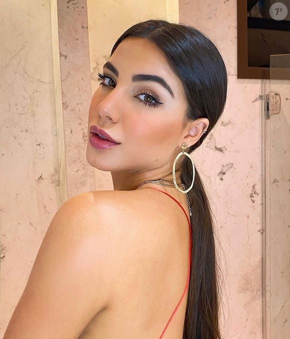 "Tenho preenchimento nos lábios. Eu fiz com 19 anos. Eu entrei em uma onda de fazer muito, acho que coloquei 2ml no decorrer de um ano, eu estranhei demais, tomei pavor, eu queria tirar de todo jeito", disse a influenciadora