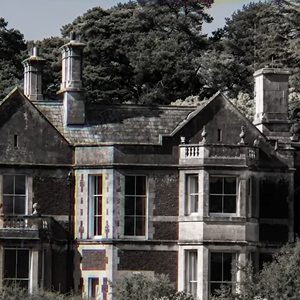 A distância entre as lembranças da infância e o estado atual de Park House chama atenção. Segundo o The Mirror, a antiga casa de princesa Diana apresenta atualmente grama alta, pintura descascada, tijolos manchados e um galpão deteriorado nos terrenos onde Diana e os irmãos brincavam