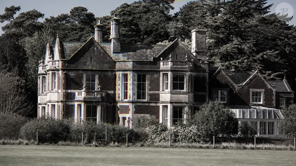 A distância entre as lembranças da infância e o estado atual de Park House chama atenção. Segundo o The Mirror, a antiga casa de princesa Diana apresenta atualmente grama alta, pintura descascada, tijolos manchados e um galpão deteriorado nos terrenos onde Diana e os irmãos brincavam
