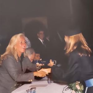 Ticiane Pinheiro ainda lembrou que foi a própria mãe, Helô Pinheiro, quem a entregou o canudo na cerimônia
