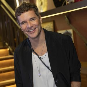 Daniel de Oliveira retorna às novelas após nove anos afastado da TV aberta. Seu último trabalho no formato foi em “Os Dias Eram Assim” (2017).