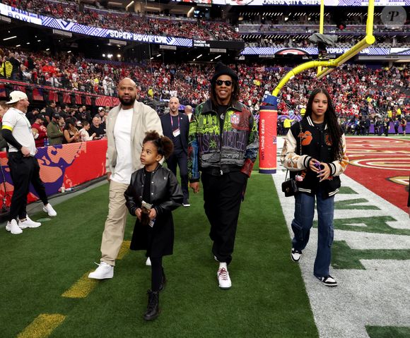 O estilo de Blue Ivy transita com fluidez entre o luxo contemporâneo e o streetwear sofisticado.