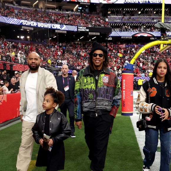 O estilo de Blue Ivy transita com fluidez entre o luxo contemporâneo e o streetwear sofisticado.