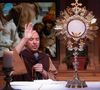 Frei Gilson faz live para milhões às 4h da madrugada; religioso vem sofrendo ataques na web