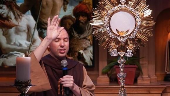 Conheça Frei Gilson, religioso fenômeno das missas às 4h da manhã em 'live', e entenda por que religioso vem sendo atacado na web. 'Extremista'