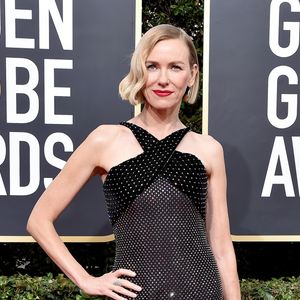Entre as dicas de beleza de Naomi Watts, ela cuida da pele com esfoliações semanais