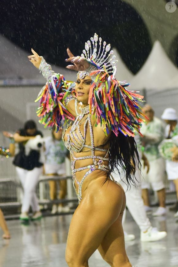 Viviane Araújo exibiu seu bumbum na nuca!