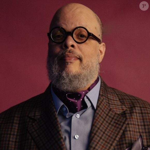 Ed Motta alega que foi embora do restaurante depois de jogar a cadeira no chão, logo, não presenciou os momentos mais graves da confusão