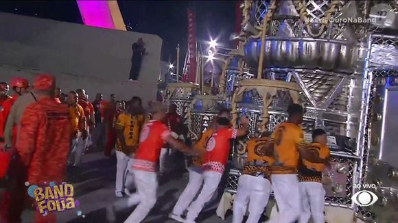 Carnaval 2026: integrante da União de Maricá foi levado às pressas para hospital após sofrer fratura exposta grave nas duas pernas