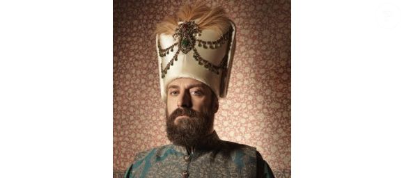 Halit Ergenç como Suleiman, o Magnífico: Líder do Império Otomano, guerreiro estratégico e amante apaixonado. Enfrenta dilemas entre o dever de sultão e suas emoções pessoais.