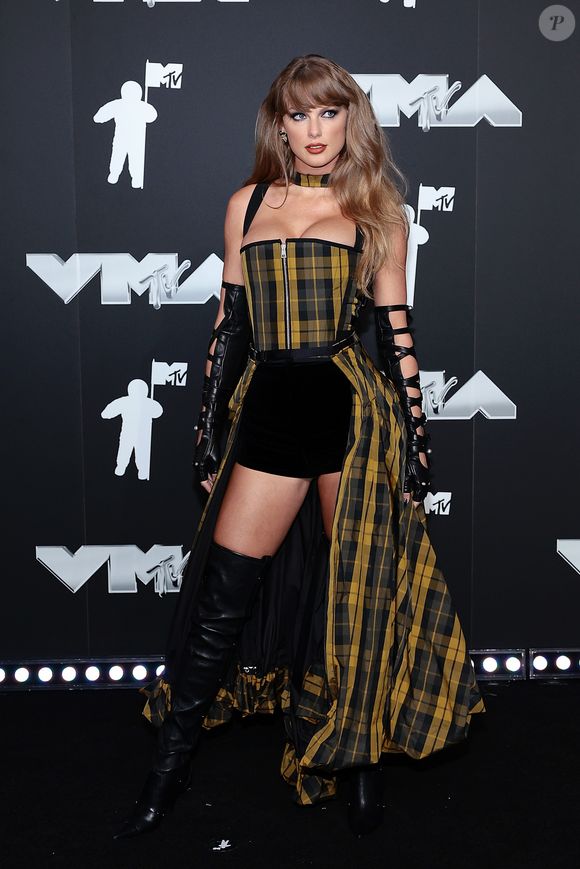 Taylor Swift também foi com um look extravagante xadrez e com uma pegada mais gótica.