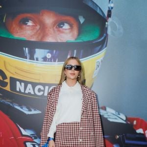Jade Picon no Grande Prêmio de F1 2024com conjunto xadrez e salto